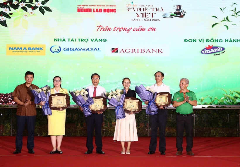 Ông Phạm Gia Khương - Phó Trưởng Văn phòng đại diện Agribank Khu vực miền Nam (thứ ba từ trái qua) nhận hoa và thư cám ơn từ Ban tổ chức chương trình.