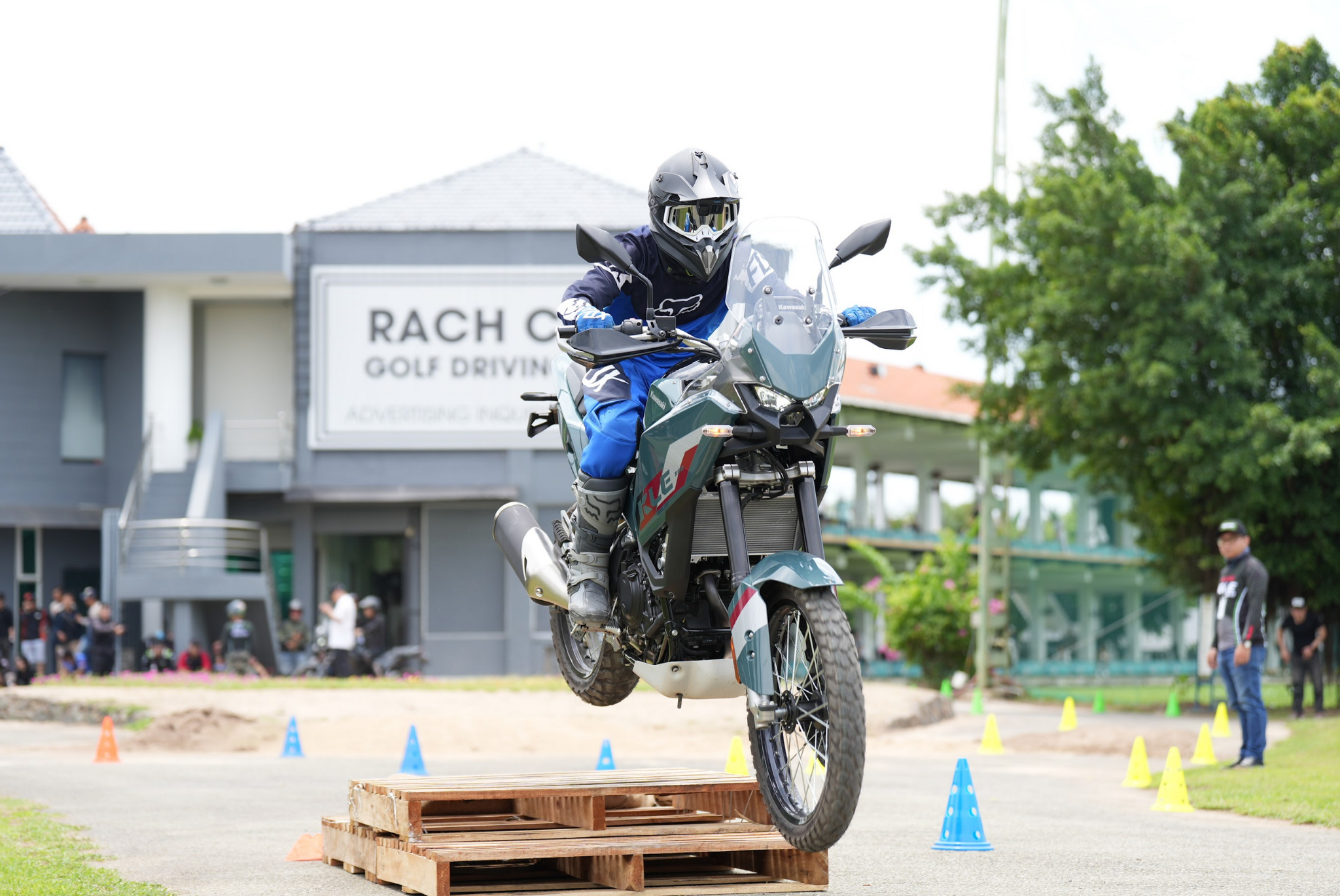 Kawasaki KLE500 ABS 2026 ra mắt tại TP.HCM, mang tinh thần Adventure đến gần người mê khám phá