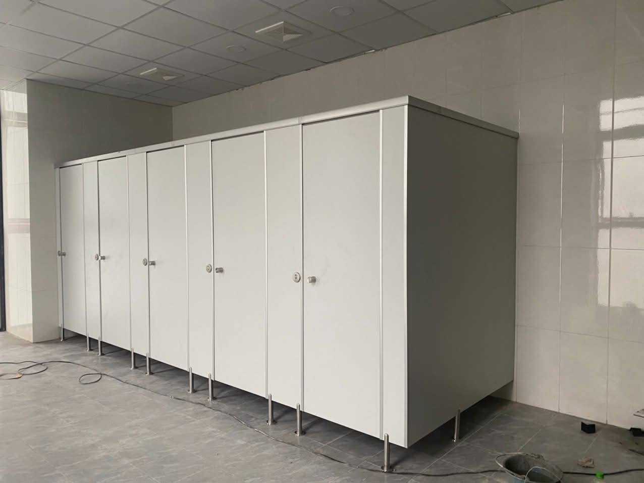 Đơn Vị Thi Công Vách Ngăn Vệ Sinh Uy Tín Tại Hà Nội – QH Việt Nam
